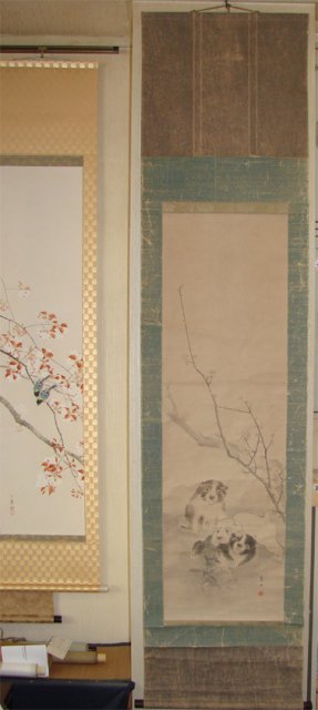 長い掛軸 床 着く